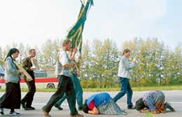 КРЕСТНЫЙ ХОД: верующие падают ниц перед святыми иконами